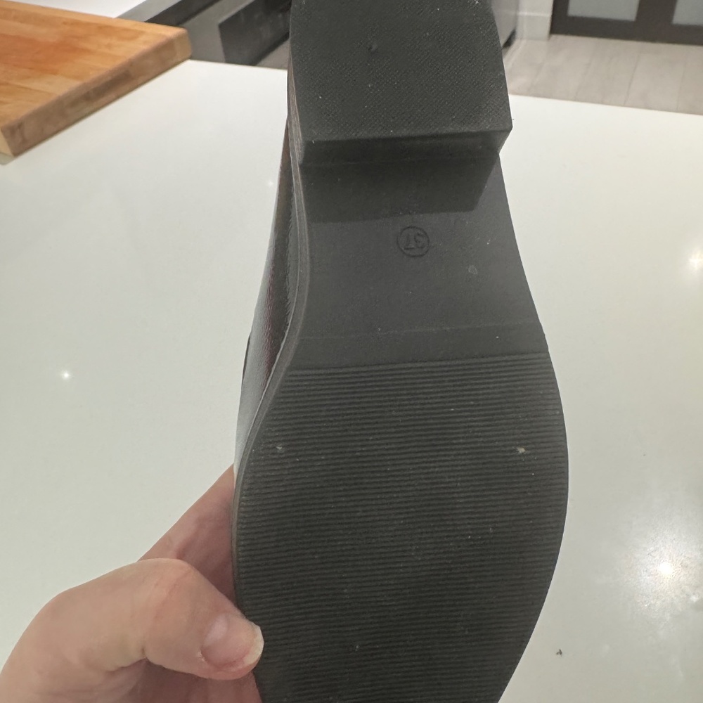 shoes - Picture 3 of 4
